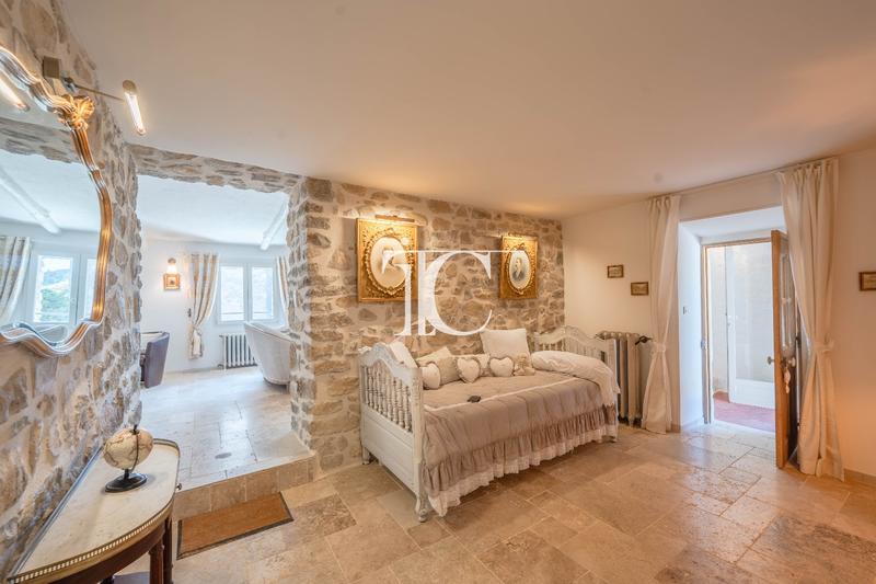 Maison - 397 m² - 12 pièces