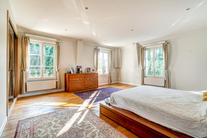 Maison - 318 m² - 10 pièces