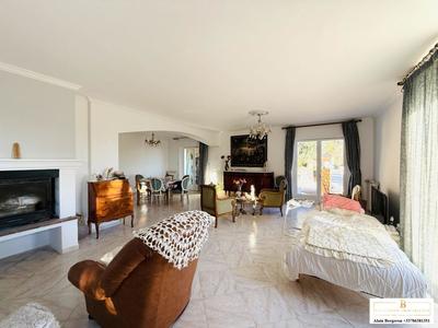 Maison - 220 m² - 5 pièces