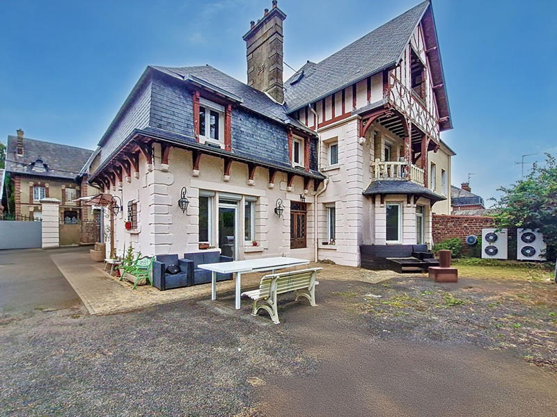 Maison - 327 m² - 8 pièces