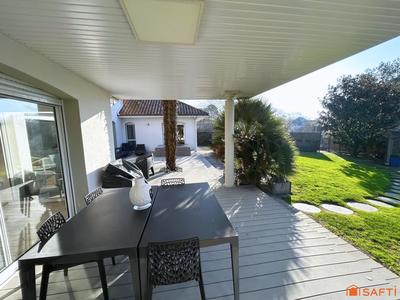 Maison - 220 m² - 8 pièces