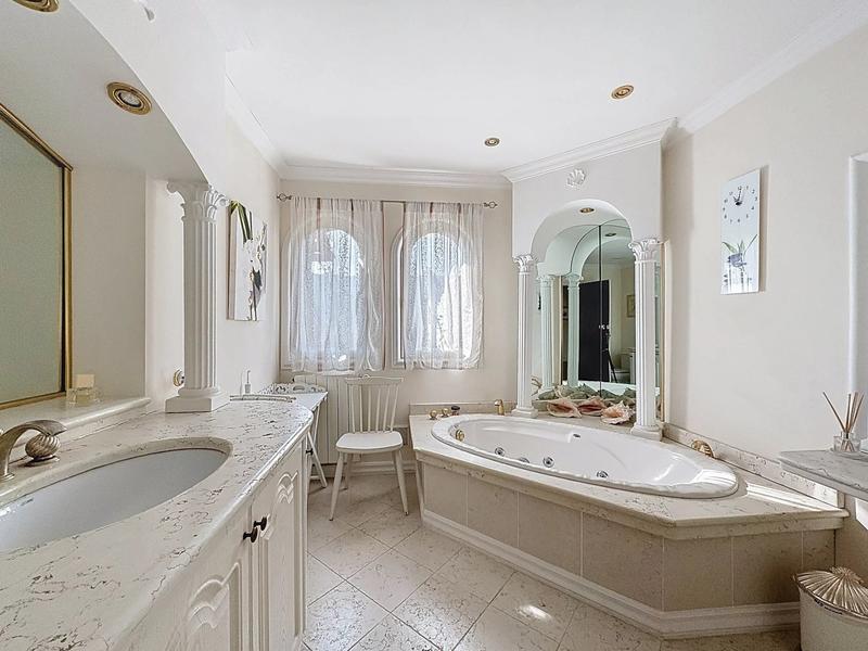 Maison - 231 m² - 7 pièces