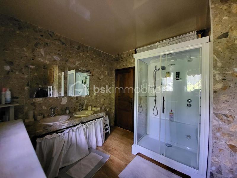 Propriété - 250 m² - 9 pièces