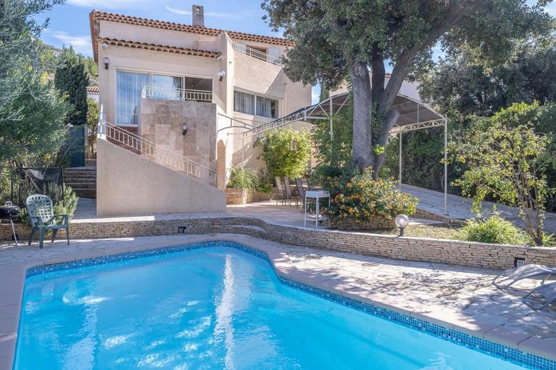 Maison - 248 m² - 8 pièces