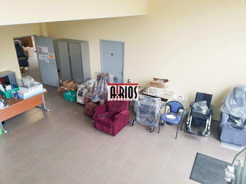 Entrepôt - 1 400 m²