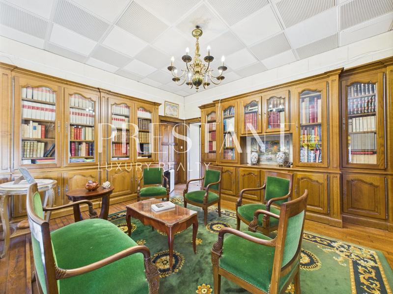 Maison - 470 m² - 15 pièces