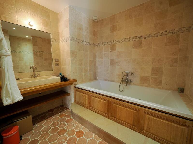 Maison - 344 m² - 15 pièces