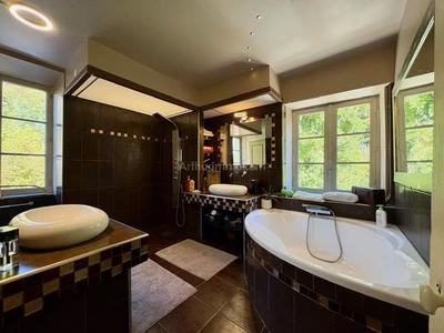 Maison - 231 m² - 10 pièces