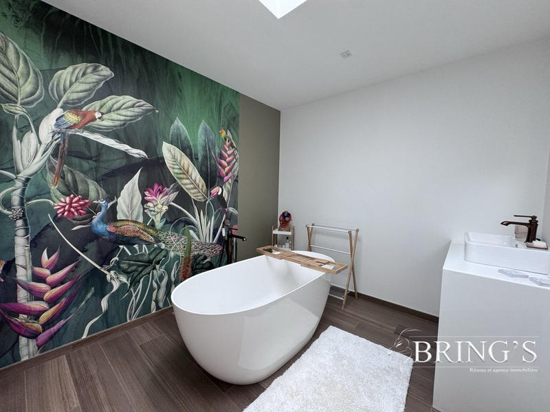 Maison - 221 m² - 7 pièces