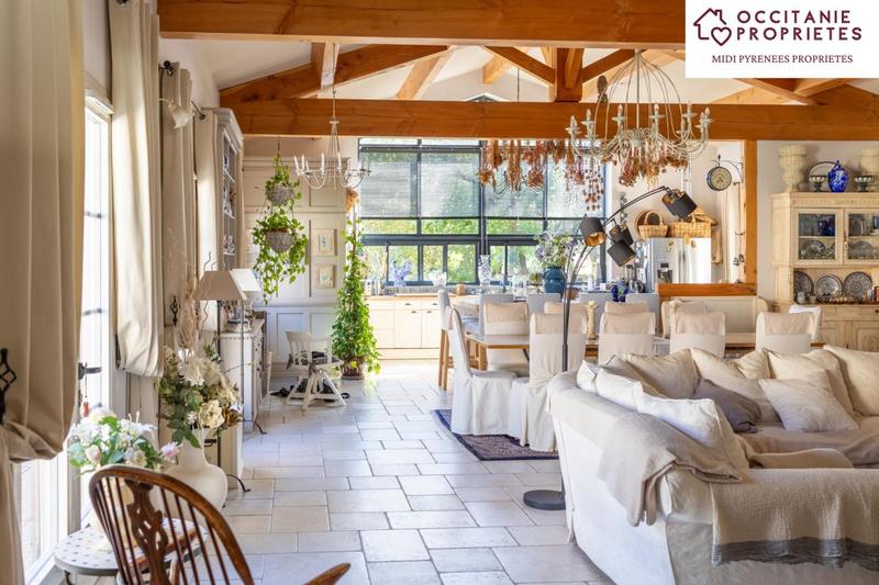 Propriété - 345 m² - 9 pièces