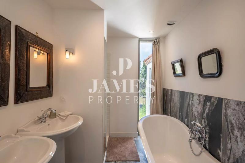 Maison - 560 m² - 14 pièces