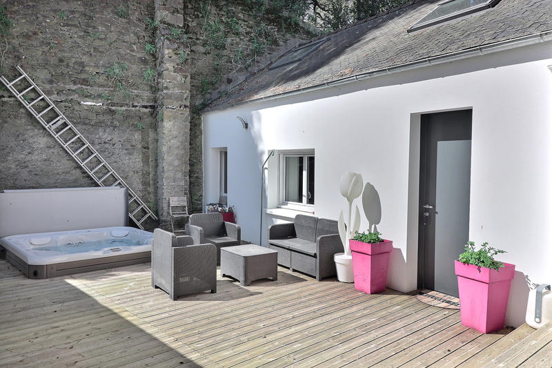 Maison - 280 m² - 9 pièces