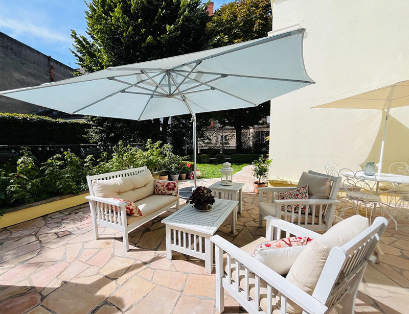 Maison - 377 m² - 10 pièces