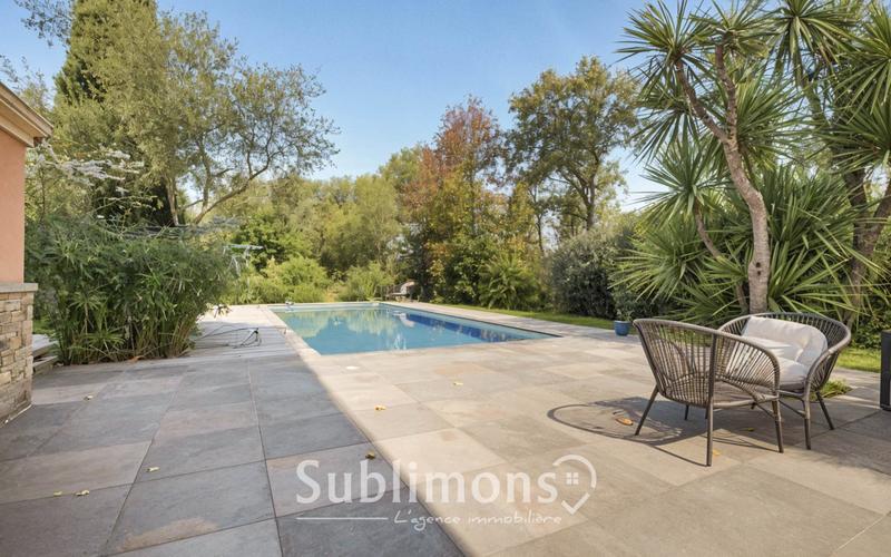 Maison traditionnelle - 246 m² - 8 pièces