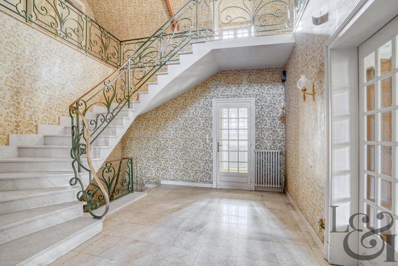 Maison - 330 m² - 9 pièces