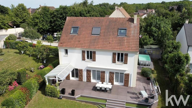 Maison - 212 m² - 9 pièces