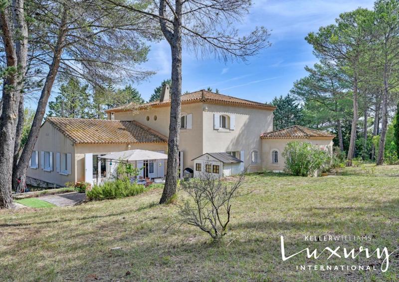 Propriété - 310 m² - 7 pièces