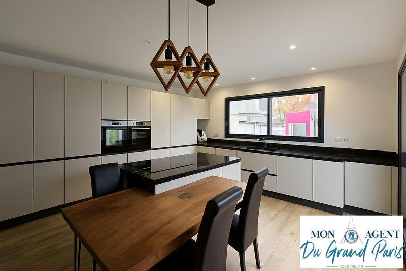 Maison - 230 m² - 7 pièces