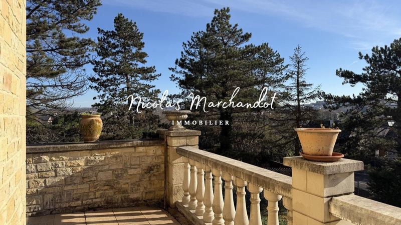 Maison - 285 m² - 8 pièces