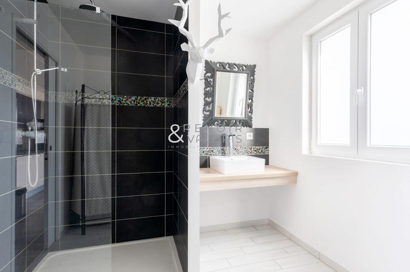 Maison - 270 m² - 10 pièces