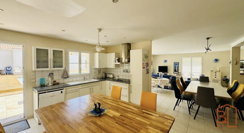 Maison traditionnelle - 274 m² - 11 pièces