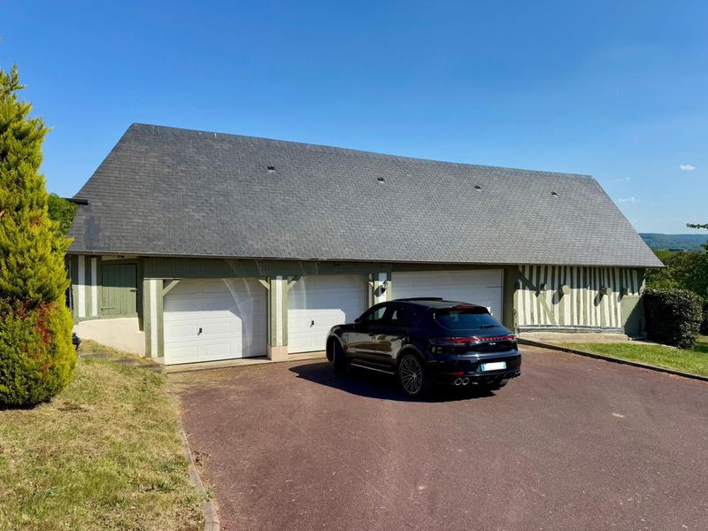 Maison - 1 085 m² - 15 pièces