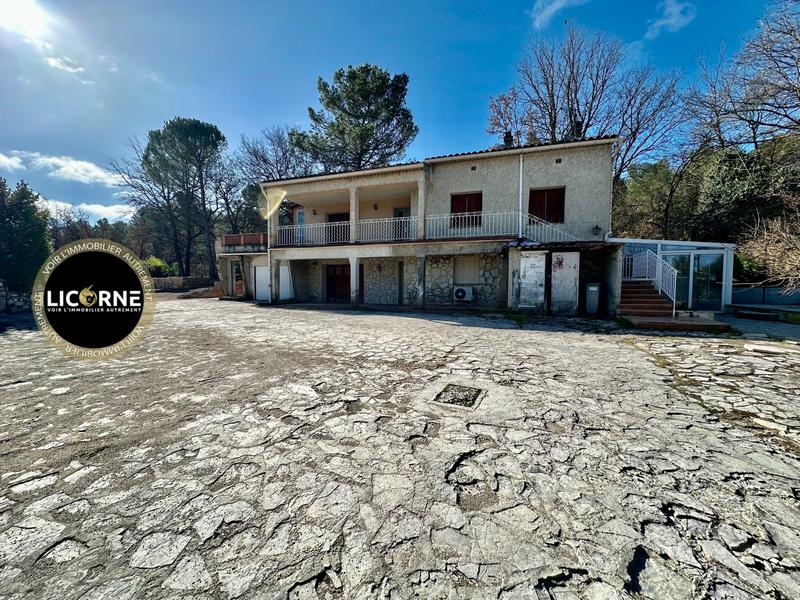 Villa - 168 m² - 9 pièces