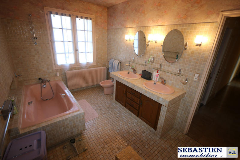 Maison traditionnelle - 239 m² - 11 pièces