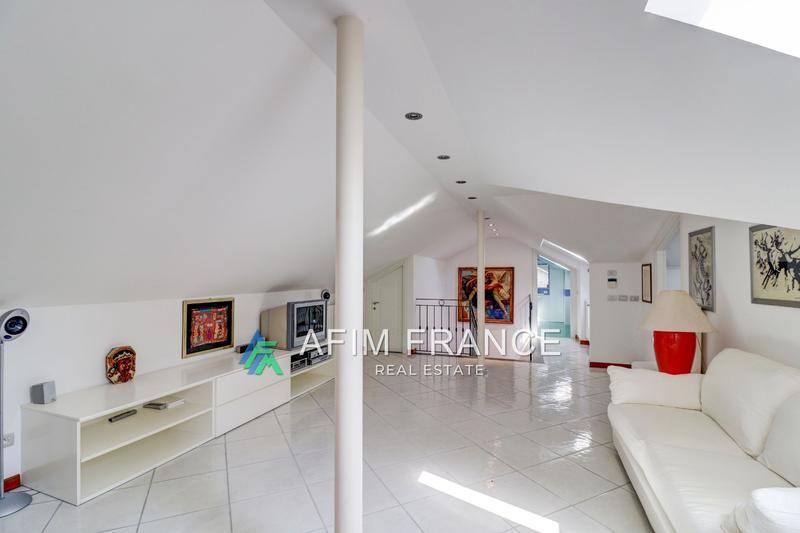 Villa - 360 m² - 7 pièces