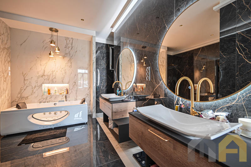 Maison - 280 m² - 8 pièces