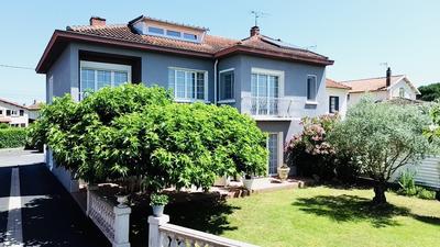 Maison - 210 m² - 8 pièces