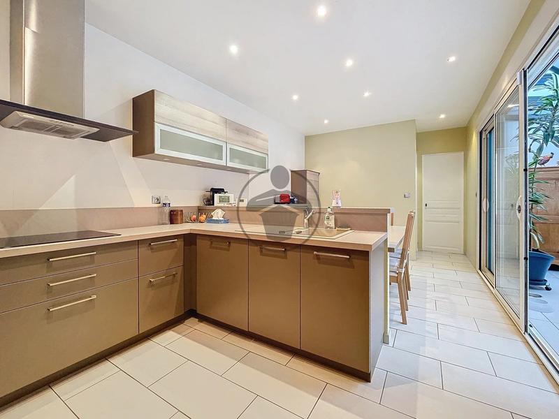 Maison - 229 m² - 8 pièces