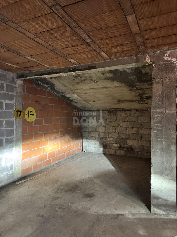 Parking / Garage - 11 m²