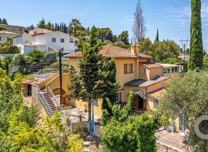 Villa - 205 m² - 6 pièces