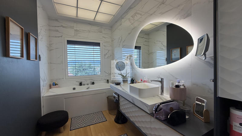 Maison - 284 m² - 8 pièces