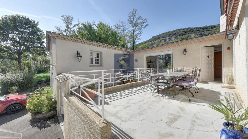 Propriété - 145 m² - 6 pièces