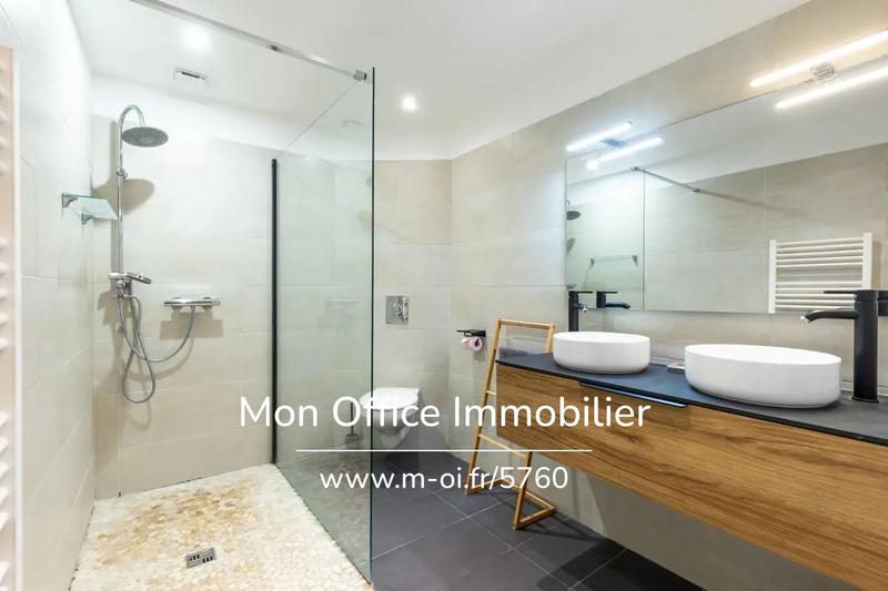 Maison - 230 m² - 8 pièces