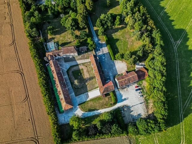 Propriété - 1 700 m² - 40 pièces