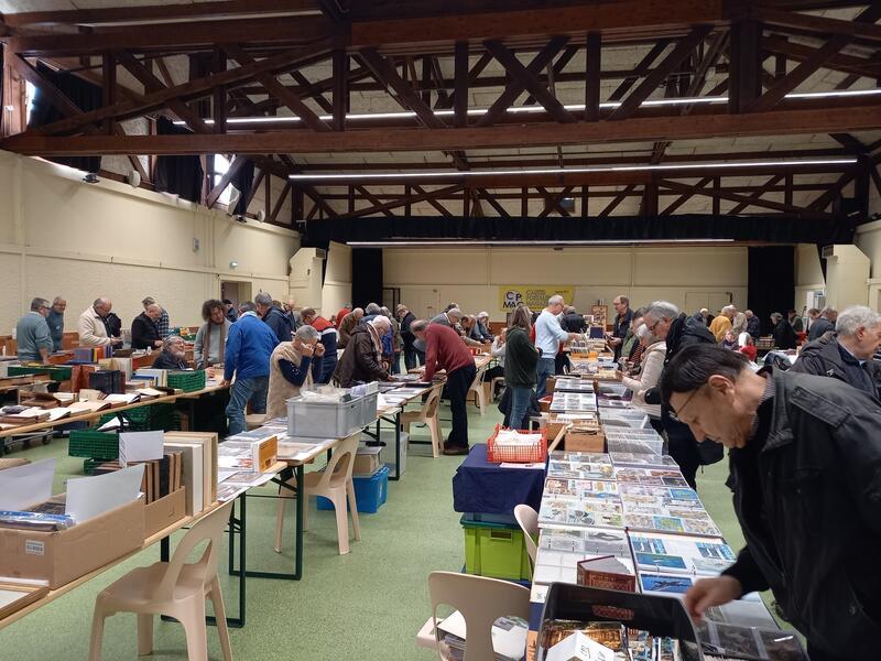 Bourse aux cartes postales et vieux papiers