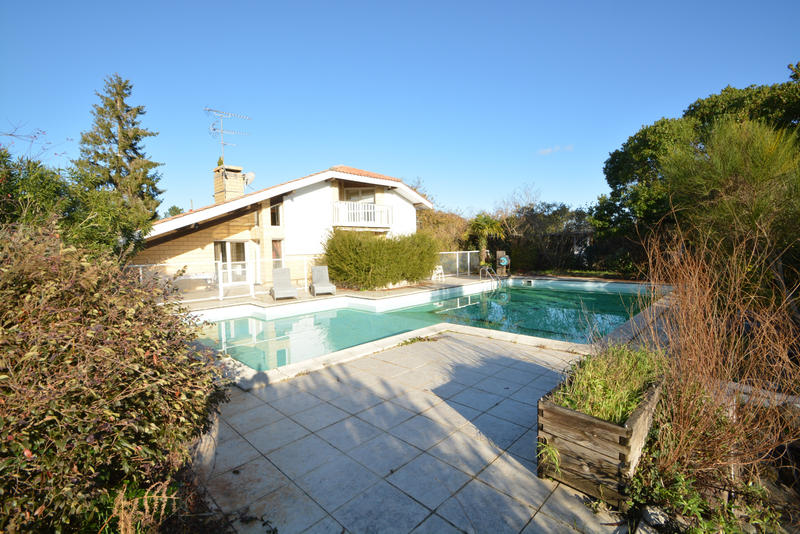 Maison - 234 m² - 10 pièces