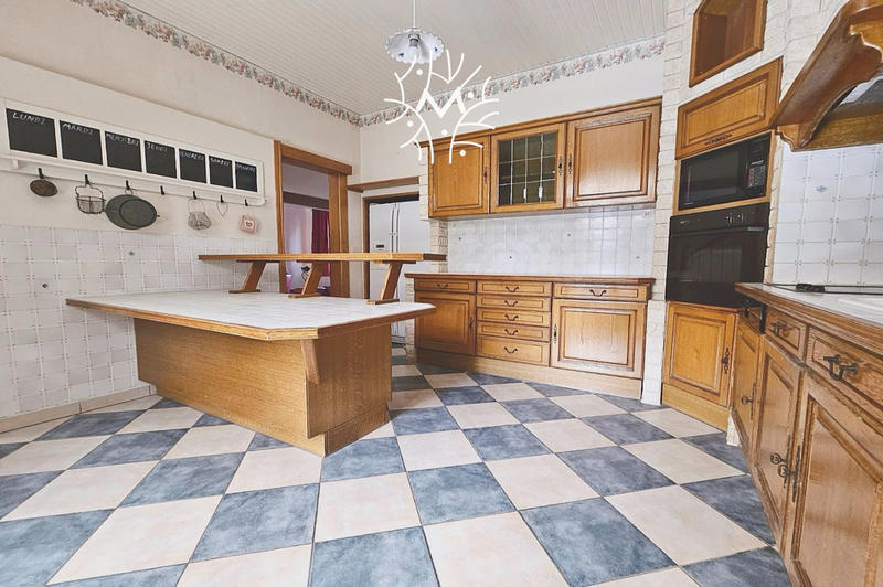 Maison - 208 m² - 9 pièces