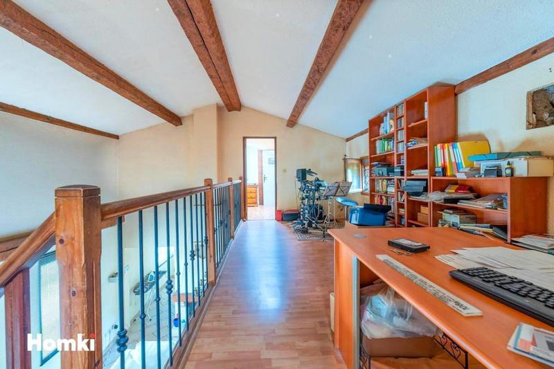Maison - 1 800 m² - 31 pièces