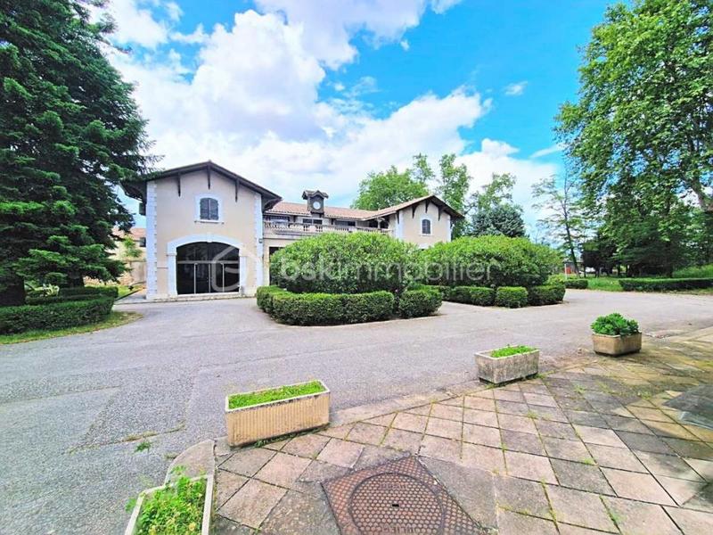 Immeuble - 1 089 m² - 32 pièces