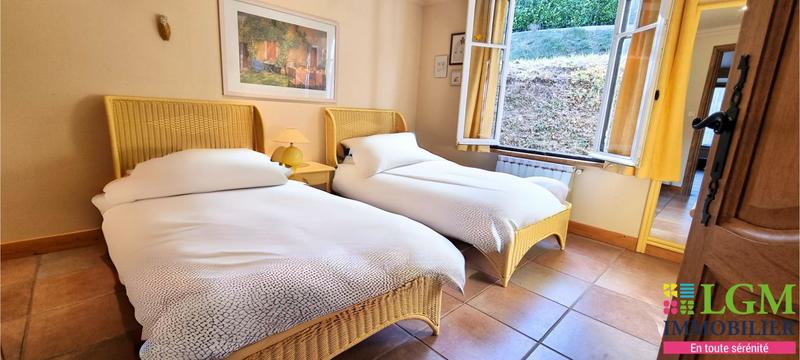 Propriété - 240 m² - 10 pièces