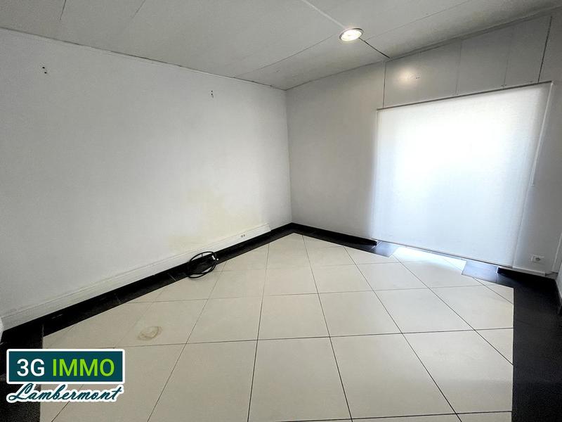 Local commercial - 241 m² - 4 pièces