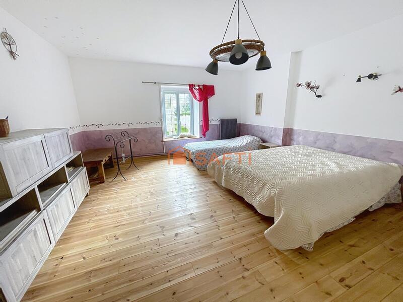 Maison - 412 m² - 9 pièces