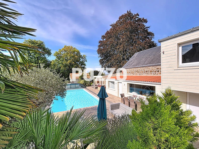 Maison - 225 m² - 10 pièces