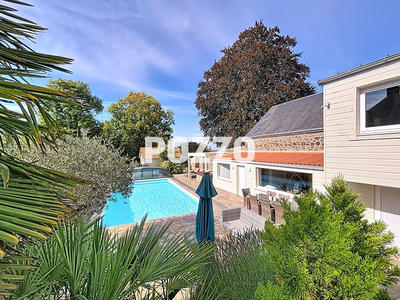 Maison - 225 m² - 10 pièces