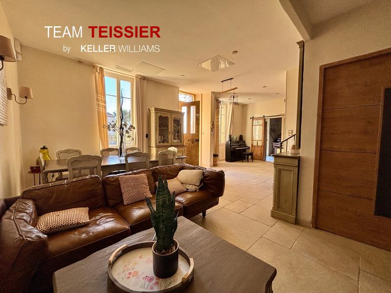 Maison - 210 m² - 8 pièces