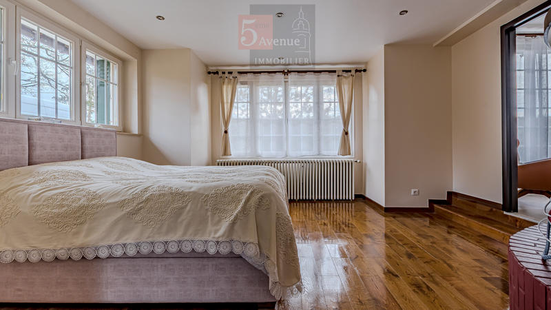 Maison - 220 m² - 6 pièces